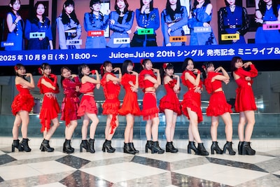 “隙アモ”ポーズを決めるJuice=Juice。