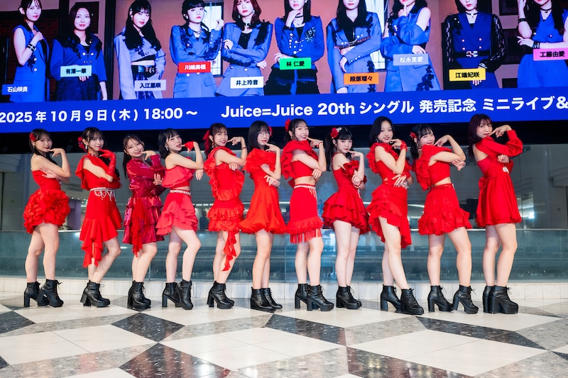 “隙アモ”ポーズを決めるJuice=Juice。