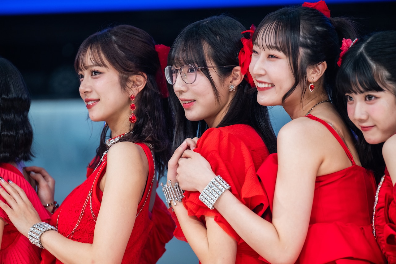 Juice=Juice通算20枚目のシングルを噴水広場で熱唱、メガネの新メンバー林仁愛も一緒に“隙アモ”