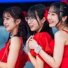 Juice=Juice通算20枚目のシングルを噴水広場で熱唱、メガネの新メンバー林仁愛も一緒に“隙アモ”