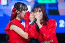 耳打ちでメッセージを伝える石山咲良（左）。