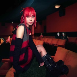 a子がツアー開催直前に新曲「モナリザ」発表、ロンドンの映画館で撮影したジャケット写真公開