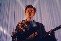 玉置周啓（Vo, G）（撮影：マスダレンゾ）