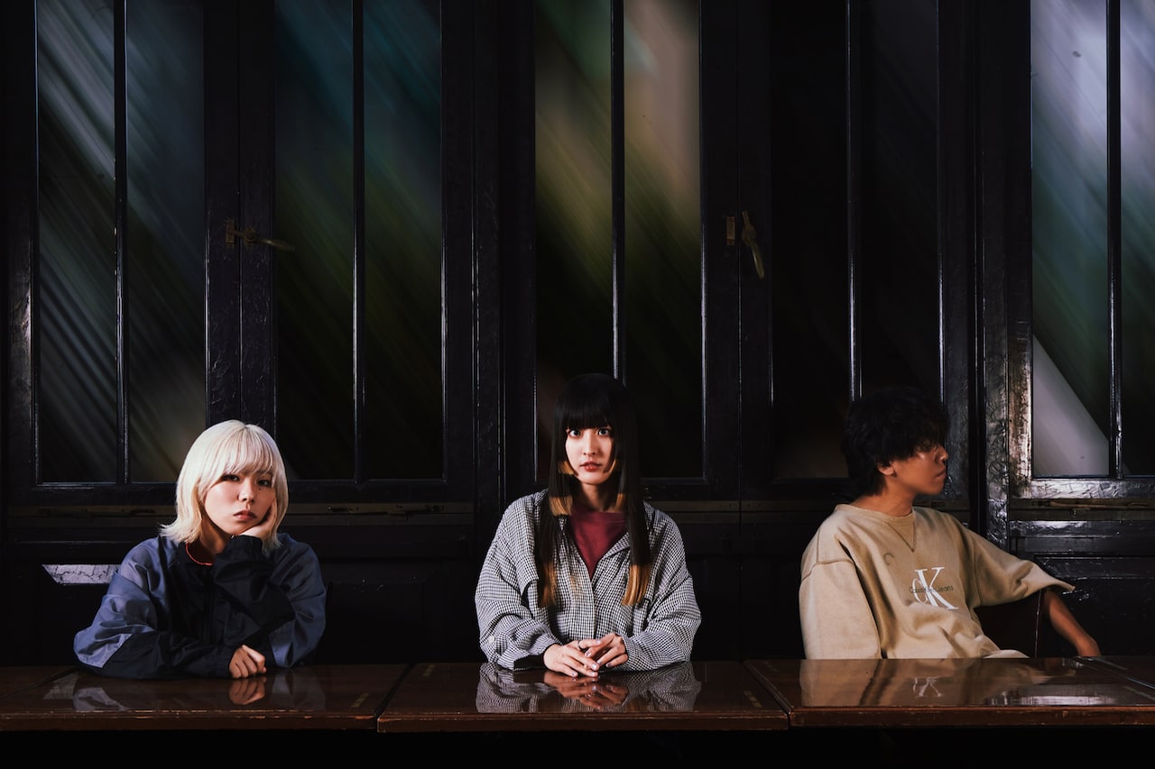 omeme tenten、旧友のCLAN QUEENマイが監督した「まばたきよりも」MV