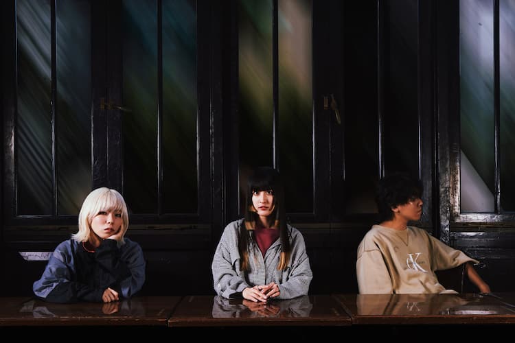 omeme tenten、旧友のCLAN QUEENマイが監督した「まばたきよりも」MV 