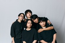 Galileo Galileiの新アーティスト写真。上から時計回りにDAIKI（G）、岩井郁人（G）、尾崎和樹（Dr）、尾崎雄貴（Vo）、岡崎真輝（B）。
