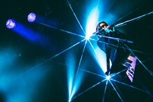 小林祐介（Vo, G）（撮影：タカギユウスケ）