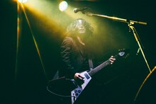 小林祐介（Vo, G）（撮影：タカギユウスケ）