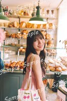 河田陽菜、ランジェリーの上にチェックシャツを羽織る