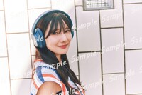 河田陽菜、ランジェリーの上にチェックシャツを羽織る