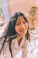 河田陽菜、ランジェリーの上にチェックシャツを羽織る