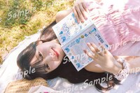 河田陽菜、ランジェリーの上にチェックシャツを羽織る