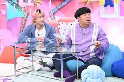 左から佐久間大介（Snow Man）、日村勇紀（バナナマン）。