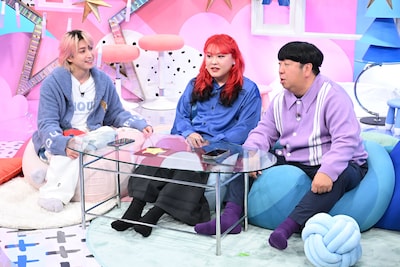 左から佐久間大介（Snow Man）、ぺえ、日村勇紀（バナナマン）。