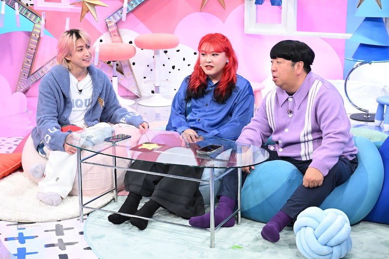 左から佐久間大介（Snow Man）、ぺえ、日村勇紀（バナナマン）。