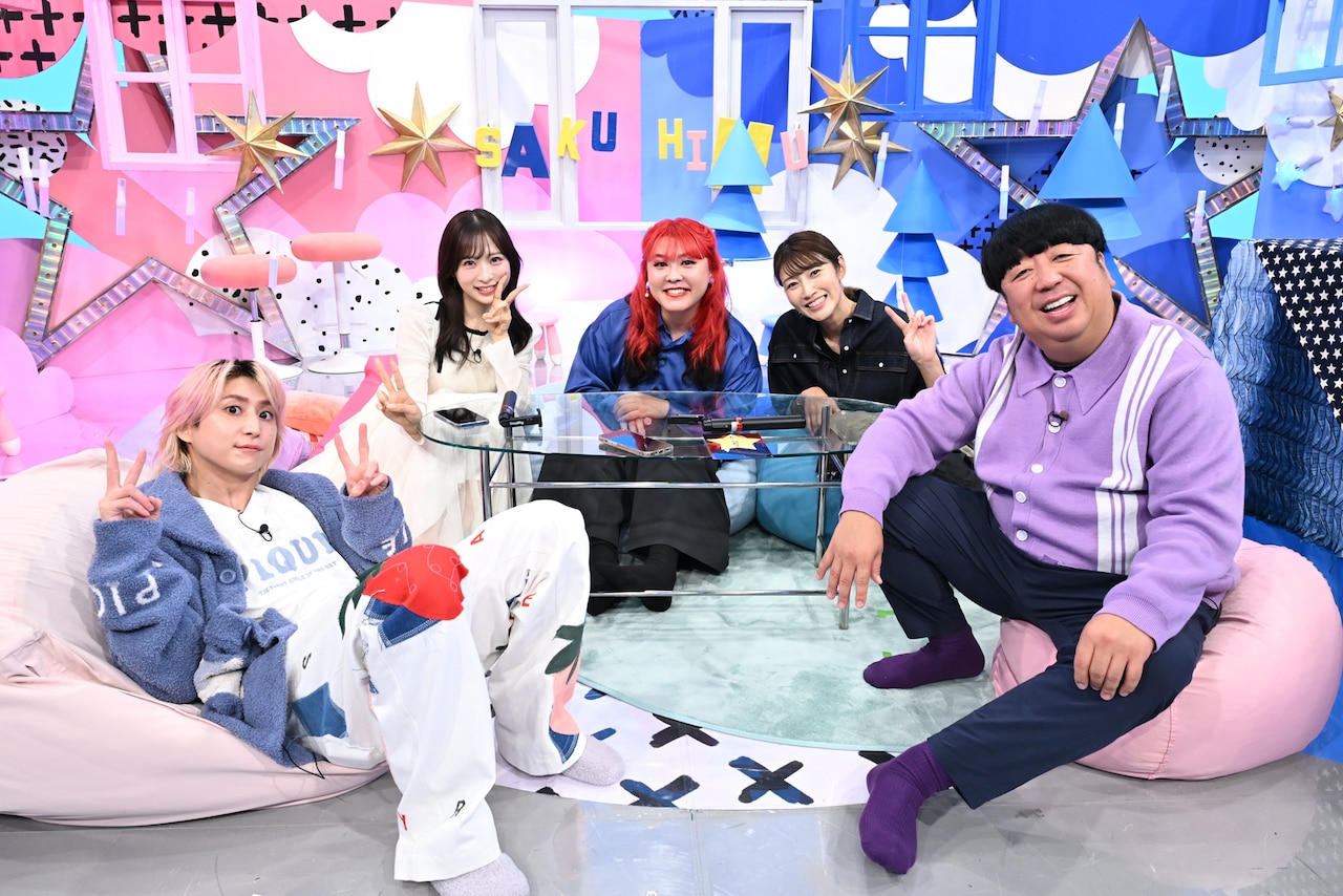 左から佐久間大介（Snow Man）、小栗有以（AKB48）、ぺえ、狩野舞子、日村勇紀（バナナマン）。