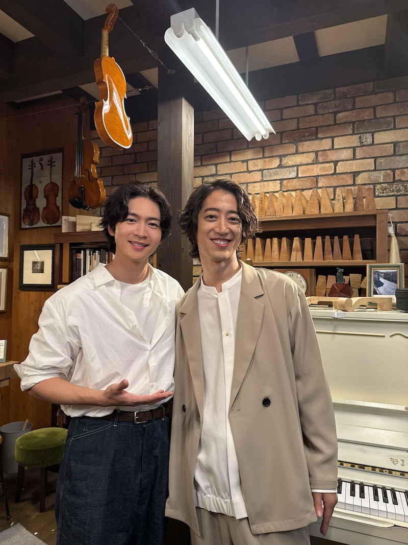 左から松下洸平、角野隼斗。©日本テレビ