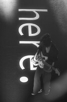 塩塚モエカ（Vo, G）（Photo by Daiki Miura）