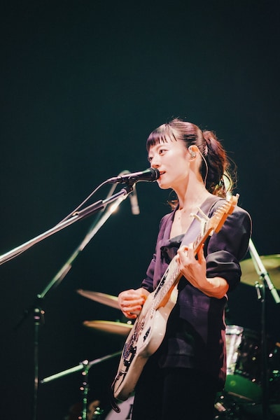 塩塚モエカ（Vo, G）（Photo by Daiki Miura）