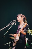 塩塚モエカ(Vo, G)(Photo by Daiki Miura)