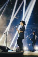 塩塚モエカ（Vo, G）（Photo by Daiki Miura）