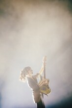 塩塚モエカ（Vo, G）（Photo by Daiki Miura）