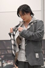 レイヤードジャケットの仕組みを説明するカイ（超特急）。