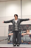 「どうだ！」と服を見せるカイ（超特急）。