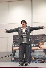 「どうだ！」と服を見せるカイ（超特急）。