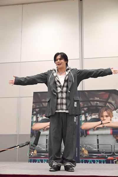 「どうだ！」と服を見せるカイ（超特急）。