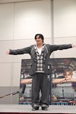 「どうだ!」と服を見せるカイ(超特急)。