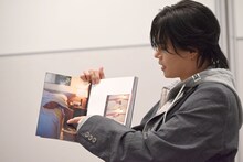 自身の素足について説明するカイ（超特急）。