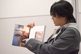 自身の素足について説明するカイ(超特急)。