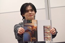 素足カットを報道陣に満遍なく見せるカイ（超特急）。