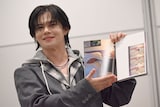 素足カットを報道陣に見せるカイ(超特急)。