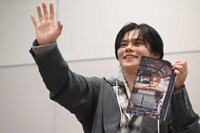 猛烈な勢いでムービーカメラに手を振るカイ（超特急）。