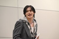 “横浜のおいしいもの”を報道陣に強制するカイ（超特急）。