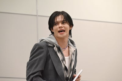 “横浜のおいしいもの”を報道陣に強制するカイ（超特急）。