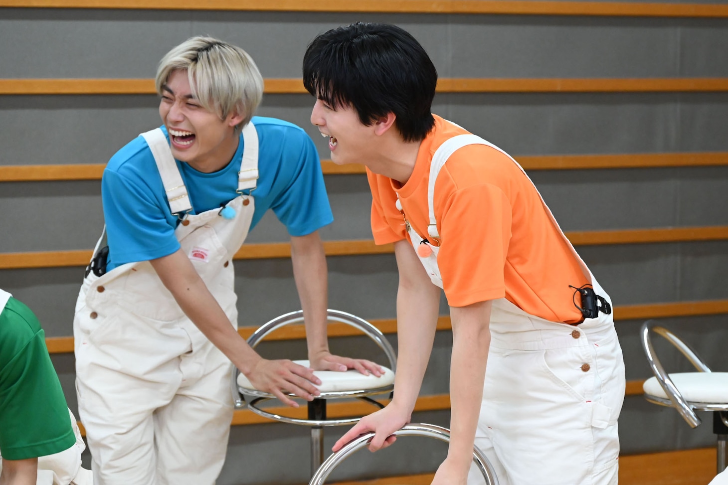 爆笑するアロハとハル。