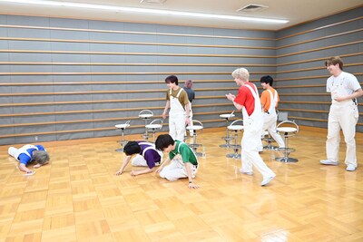 笑い転げる超特急。