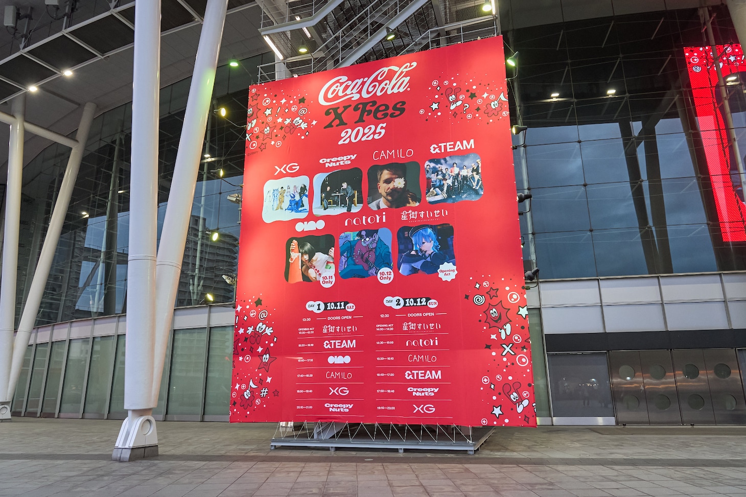 「Coca-Cola X Fes 2025」出演者ラインナップが書かれた幕。©Coca-Cola X Fes 2025