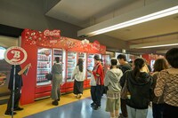 「Coke Station」で「コカ・コーラ」を入手する来場者。©Coca-Cola X Fes 2025