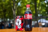 抽選でもらえるVERDYデザインの「コカ・コーラ」。©Coca-Cola X Fes 2025