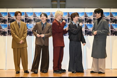 塩﨑太智（右から2番目）のテンションに翻弄されるメンバー。