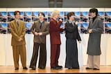 塩﨑太智(右から2番目)のテンションに翻弄されるメンバー。