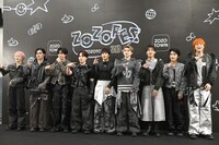 挨拶をする超特急。