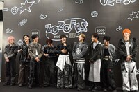 今季のトレンドを聞かれしどろもどろのタクヤ（中央）。