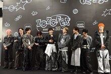 今季のトレンドを聞かれしどろもどろのタクヤ（中央）。