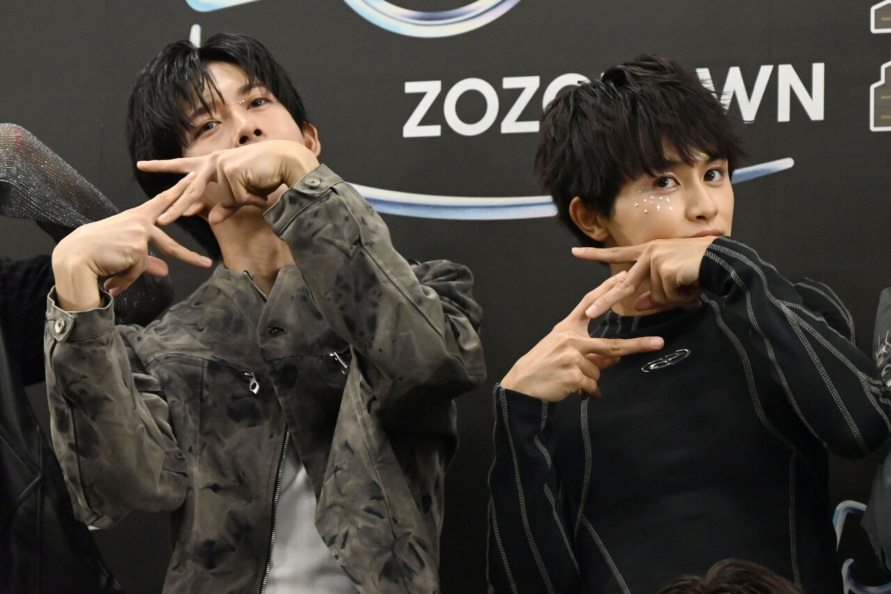 Zポーズ”を左右に動かすリョウガとタクヤ。 - 超特急の最年長組