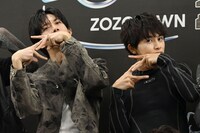 “Zポーズ”を左右に動かすリョウガとタクヤ。